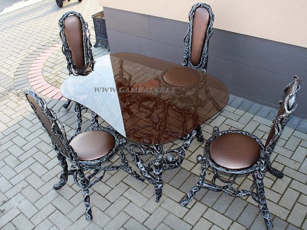 Karališkas stalos su kėdėmis