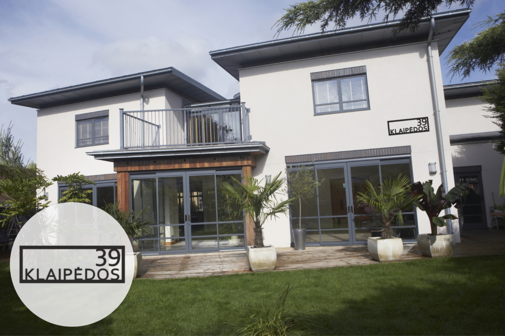 Namo užrašas rėmelyje