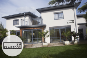 Namo užrašas rėmelyje