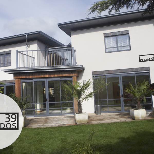 Namo užrašas rėmelyje