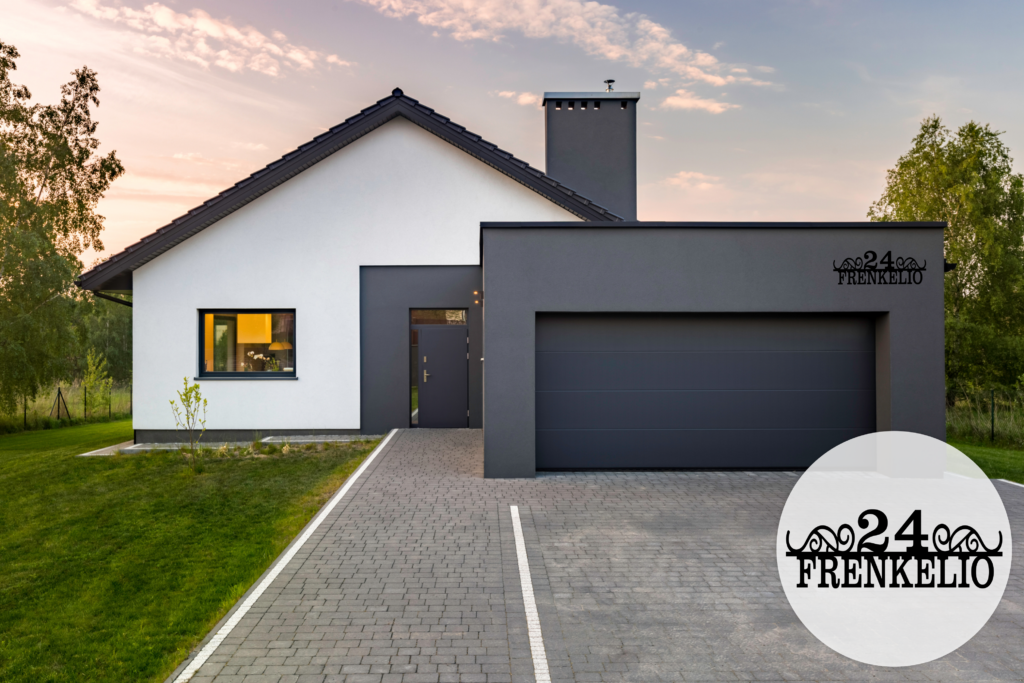 Надпись на доме: ДВОРЯНСКИЙ