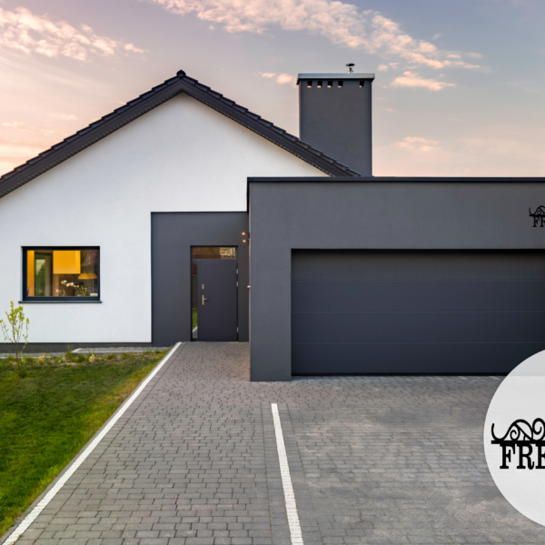 Надпись на доме: ДВОРЯНСКИЙ